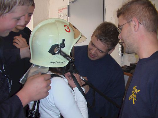 Besucher mit Helm und Atemschutzger&auml;t